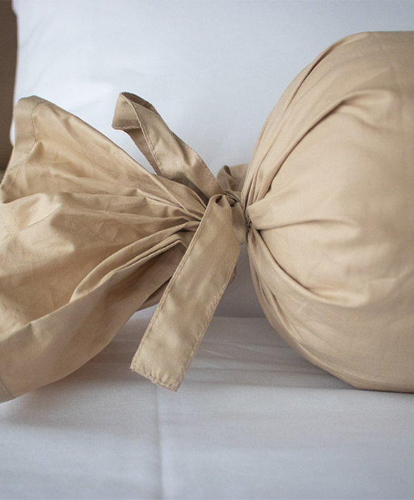 Pack de 02 cojines cilíndricos con funda beige con tiras beige - Imagen 3
